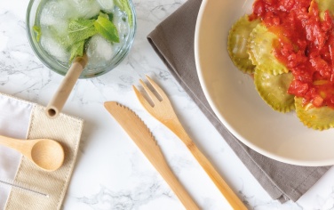 Logo trade firmakingi pilt: Korduvkasutatavate bambusest reisisöögiriistade komplekt