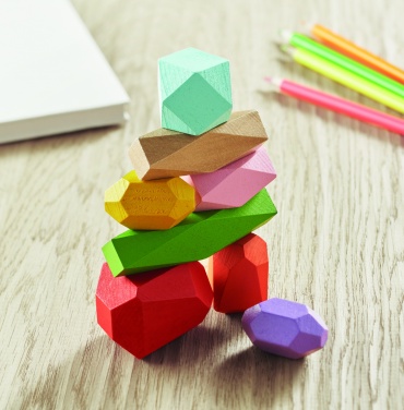 Logotrade firmakingituse foto: 8 virnastatavat puitkivi kotis