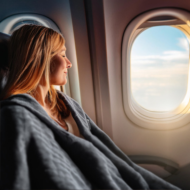 Logotrade reklaamkingituse foto: Tekk ja padi 2 in 1 AMIATA Schwarzwolf