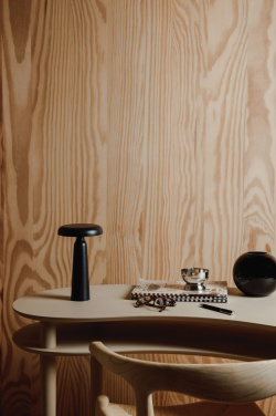 Logotrade firminės dovanos nuotrauka: VINGA Avery RCS stalinė lempa