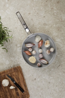 Logotrade biznesa dāvanas foto: VINGA Alte RCS pārstrādāta alumīnija panna 25 cm