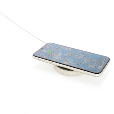 Logotrade reklamprodukter bild: Vetestrå rund 5W trådlös laddningsplatta