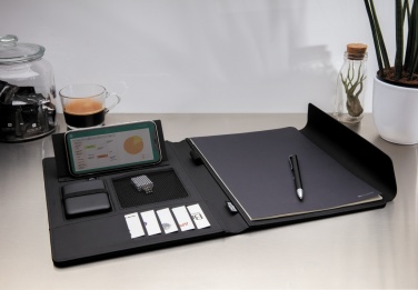 Logotrade presentreklam bild: Fiko A4 portfolio med 5W trådlös laddning och powerbank